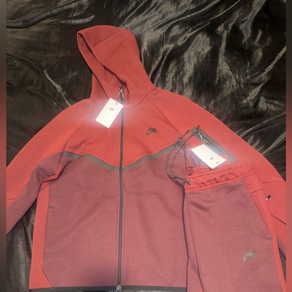 Nike tech Burgundy and red Set